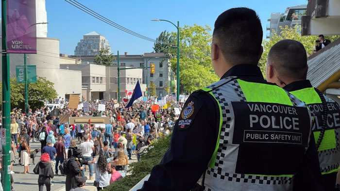 Thousands Crowd Hospital to Rally Against Vaccine "Tyranny"